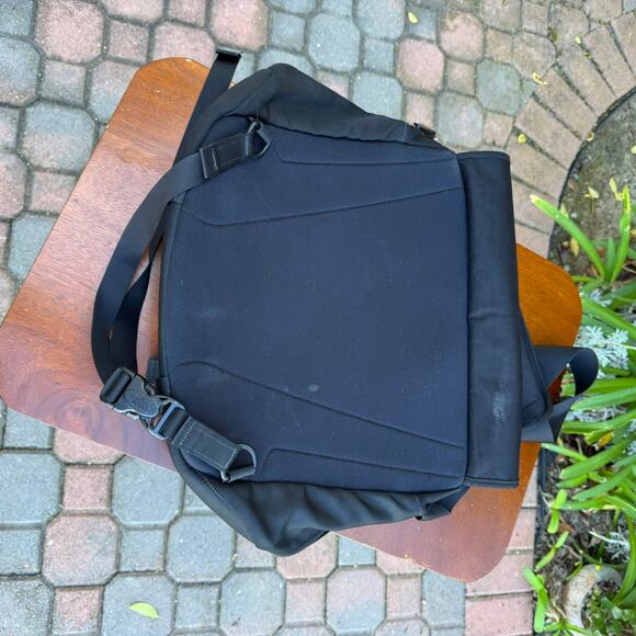 The North Face Messenger Bag Black 17x15x5 6 Pockets Computer Sleeve - Picture 5 of 10